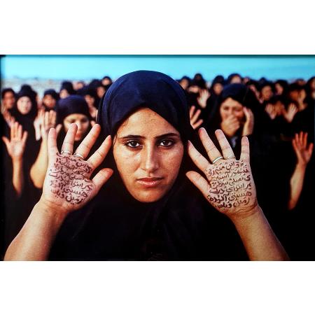 Shirin Neshat, Rapture - Women with Writing on Hands, 1999, Fotografia a colori, 101 × 152 cm