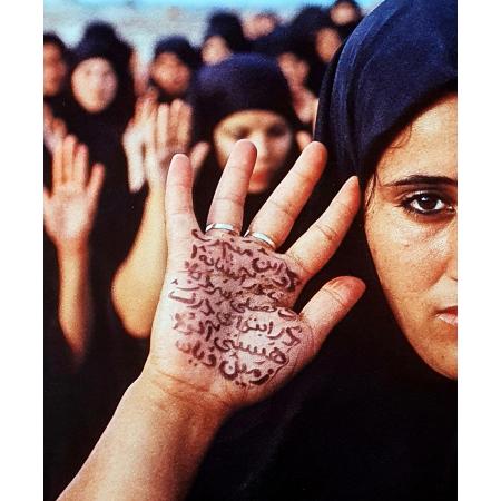 Shirin Neshat, Rapture - Women with Writing on Hands, 1999, Fotografia a colori, 101 × 152 cm - foto 1