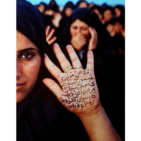 Shirin Neshat, Rapture - Women with Writing on Hands, 1999, Fotografia a colori, 101 × 152 cm - foto 2
