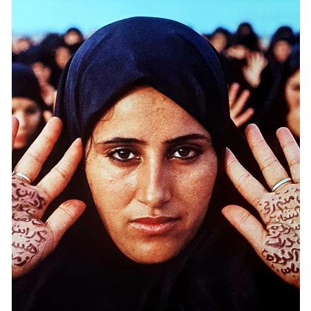 Shirin Neshat, Rapture - Women with Writing on Hands, 1999, Fotografia a colori, 101 × 152 cm - foto 3