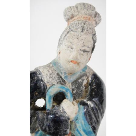 ANCIENT CHINESE TERRACOTTA STATUETTE - MING DYNASTY - COURT LADY WITH TEAPOT - photo 1
